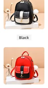 Détail de sacs à dos bicolores en cuir matelassé avec chaînes et pompons en peluche