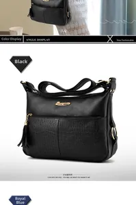 Dettagli della borsa a tracolla capiente in pelle nera con nappa e logo dorato elegante
