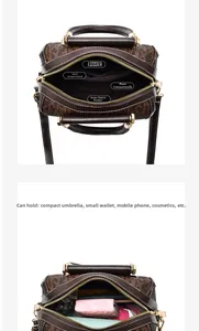 Dettagli delle tasche interne e della capacità della borsa Boston marrone con monogramma