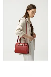 Vue détaillée du sac rouge à motif crocodile avec fermoir doré et détails métalliques
