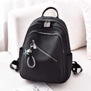 Sac à dos en nylon noir pour femme avec poches zippées et pendentif étoile élégant