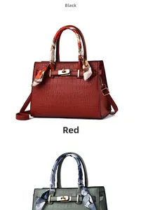 Détail de sacs à main à texture crocodile avec boucles dorées et décor de foulard en soie