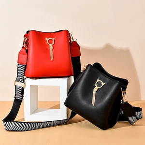 Elegant bucket bag with metal cat-ear rings and fringe tassel in red and black