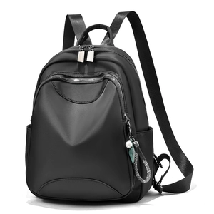 Sac à dos en nylon noir pour femme avec poche frontale zippée et pendentif élégant