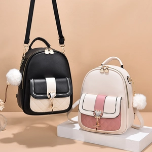 Sac à dos chic en cuir bicolore avec boucle en forme de souris et pompon en peluche pour femmes