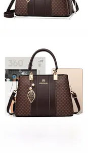 Detaillierter Größenvergleich der braunen Boston Bag mit 29 cm Breite und 12 cm Dicke