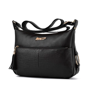 Grande borsa a tracolla nera in morbida pelle con trama a coccodrillo e nappe moda
