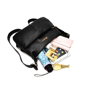 Borsa a tracolla nera capiente con trama a coccodrillo e catena decorativa