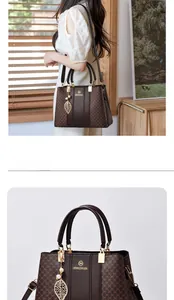 Braune Handtasche mit Monogramm und Blattanhänger in Detail- und Lifestyleansicht