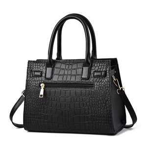Sac à main noir pour femme avec texture crocodile et bandoulière réglable chic