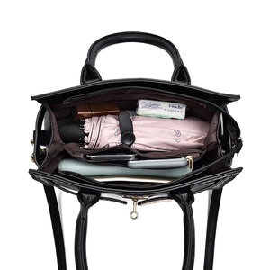 Sac à main en cuir noir avec motifs crocodile et intérieur spacieux à plusieurs compartiments