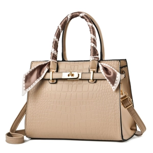 Sac à main beige gaufré crocodile avec fermoir doré et foulard en soie élégant