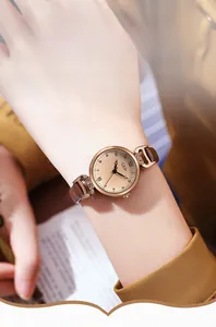 Dettaglio dell'orologio da donna vintage GEDI rotondo con cinturino in pelle marrone