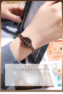 Détail d'une montre femme café avec bracelet fin en maille métallique sur un poignet