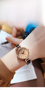 Primo piano dell'elegante orologio GEDI vintage in oro con cinturino in pelle nera al polso