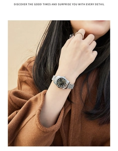 Dettaglio orologio donna con lunetta zigrinata, quadrante nero e cinturino in acciaio jubilee
