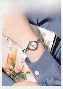 Détail d'une montre à quartz GEDI argentée portée au poignet avec bracelet chaîne fin