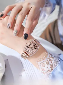 Dettaglio orologio tonneau in oro rosa con quadrante diamantato e numeri art deco