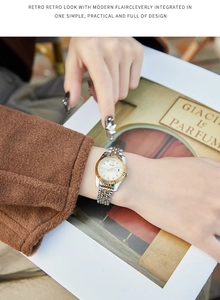 Dettaglio dell'orologio al quarzo GEDI da donna con lunetta zigrinata dorata e cinturino in acciaio