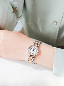 Détail de montre GEDI bicolore en acier avec phase de lune et chiffres romains