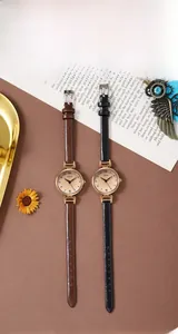 Dettaglio di orologi rotondi retrò minimalisti con cinturini sottili in pelle