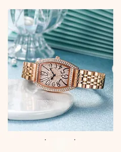 Dettaglio macro dell'orologio tonneau in oro rosa con pavé di cristalli di lusso