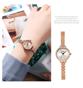 Détail de montre quartz GEDI or rose avec cadran nacré et bracelet fin élégant