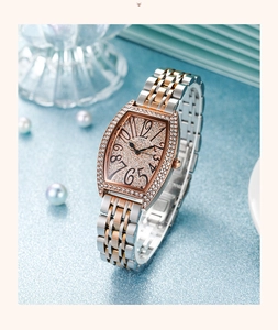 Dettaglio orologio tonneau di lusso con lunetta in strass e quadrante stellato oro rosa