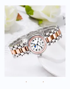 Détail du cadran de montre luxe pour femme avec chiffres romains et affichage jour-nuit