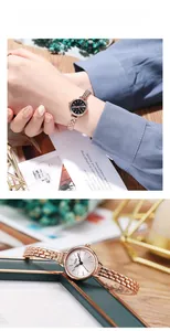 Gros plan d'une montre minimaliste en or rose avec bracelet fin et cadran élégant