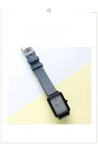 Dettaglio dell'orologio al quarzo quadrato con quadrante grigio e cinturino blu