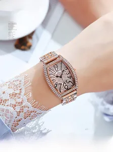 Dettaglio dell'orologio tonneau di lusso con quadrante in strass al polso