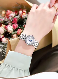 Gros plan d'une montre GEDI pour femme avec aiguilles bleues et lunette en zircone