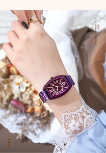 Primo piano dell'orologio al quarzo viola tonneau con quadrante impreziosito da diamanti