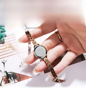 Détails de l'endos en acier inoxydable de la montre à quartz Gedi avec logo gravé