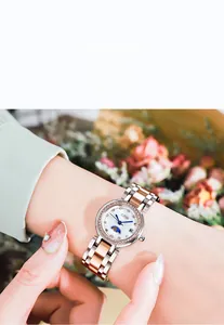 Vue détaillée de la montre en acier bicolore avec affichage de date et phase de lune