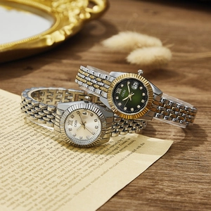 Orologi al quarzo da donna eleganti con datario su sfondo vintage