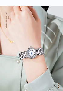 Gros plan d'une montre à quartz de luxe pour femme avec lunette en cristal et acier