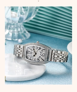 Dettaglio dell'orologio tonneau argento con lunetta in strass su base in marmo