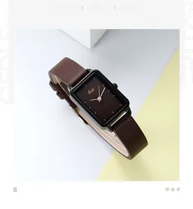 Dettaglio macro dell'orologio al quarzo rettangolare con cinturino in pelle marrone