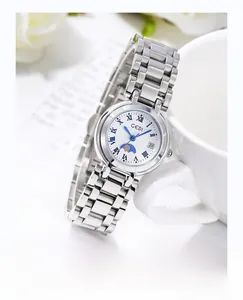 Détail d'une montre à quartz avec phase de lune et guichet de date sur cadran blanc