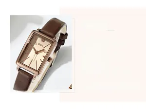 Gros plan de montre vintage carrée avec boîtier or rose et bracelet en cuir brun