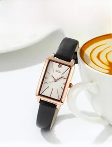 Gros plan sur la montre carrée GEDI en or rose avec bracelet en cuir noir et café