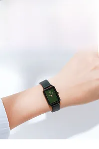 Dettaglio orologio quadrato da donna con quadrante verde scuro e cinturino in pelle