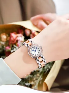 Gros plan d'une montre de luxe pour femme en acier avec accents or rose et cristaux