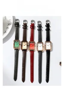 Cinq montres à quartz vintage avec cadrans rectangulaires et bracelets en cuir variés