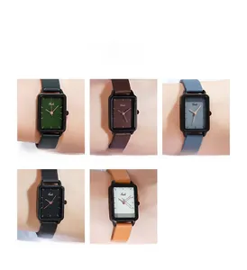 Collage di cinque orologi al quarzo quadrati con cinturini in pelle colorati e casse rettangolari