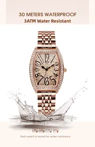 Vista dettagliata dell'orologio tonneau in oro rosa con cristalli ed effetto acqua