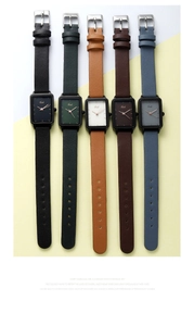 Dettaglio di cinque orologi rettangolari colorati con cinturini in pelle e cassa opaca