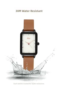 Dettaglio dell'orologio quadrato vintage con cinturino in pelle ed effetto spruzzi d'acqua